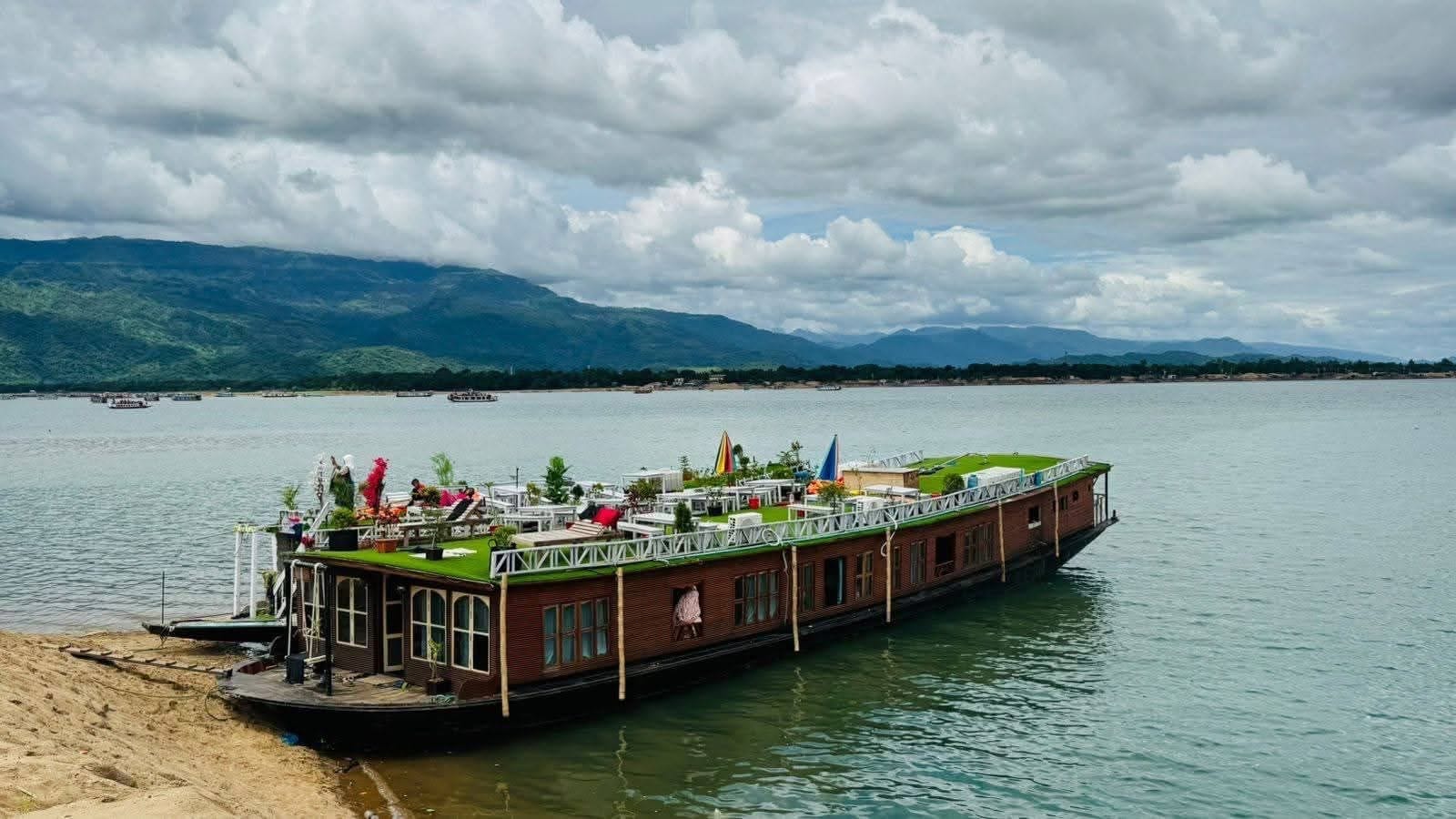 Exterior view of Floatbase houseboat