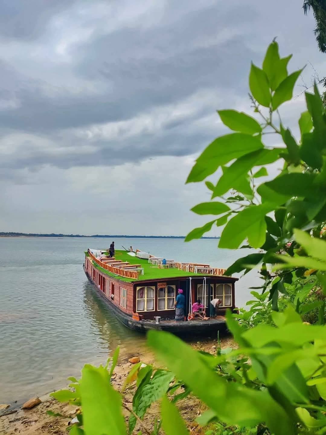Houseboat among green leaves