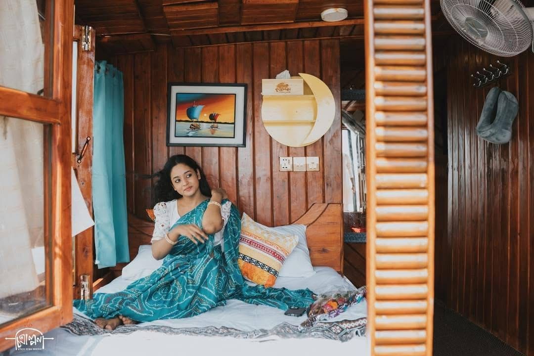 Guest moment in cabin